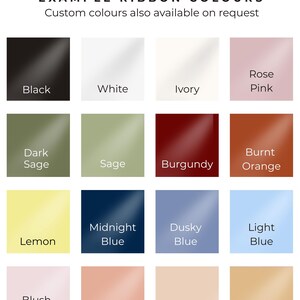 Puede incluir: Una carta de colores titulada EXAMPLE RIBBON COLOURS con el texto Custom colours also available on request. Muestra diecis&eacute;is muestras cuadradas etiquetadas como Black, White, Ivory, Rose Pink, Dark Sage, Sage, Burgundy, Burnt Orange, Lemon, Midnight Blue, Dusky Blue, Light Blue, Blush Pink, Peach, Champagne y Gold.