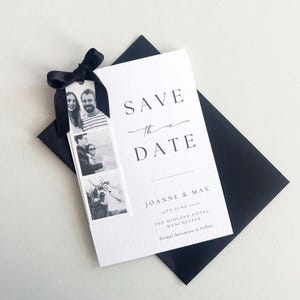 Może przedstawiać: Biała karta "Save the Date" z czarnym tekstem i czarną wstążką. Karta zawiera imiona "Joanne & Max", datę "16 czerwca 2016" oraz lokalizację "The Midland Hotel, Manchester". Za kartą znajduje się czarna koperta.