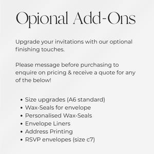 Puede incluir: Un cartel informativo blanco con texto negro titulado Opional Add-Ons. Enumera opciones de mejora que incluyen tama&ntilde;o A6, sellos de cera, sellos personalizados, forros para sobres, impresi&oacute;n de direcciones y sobres RSVP C7 para invitaciones.