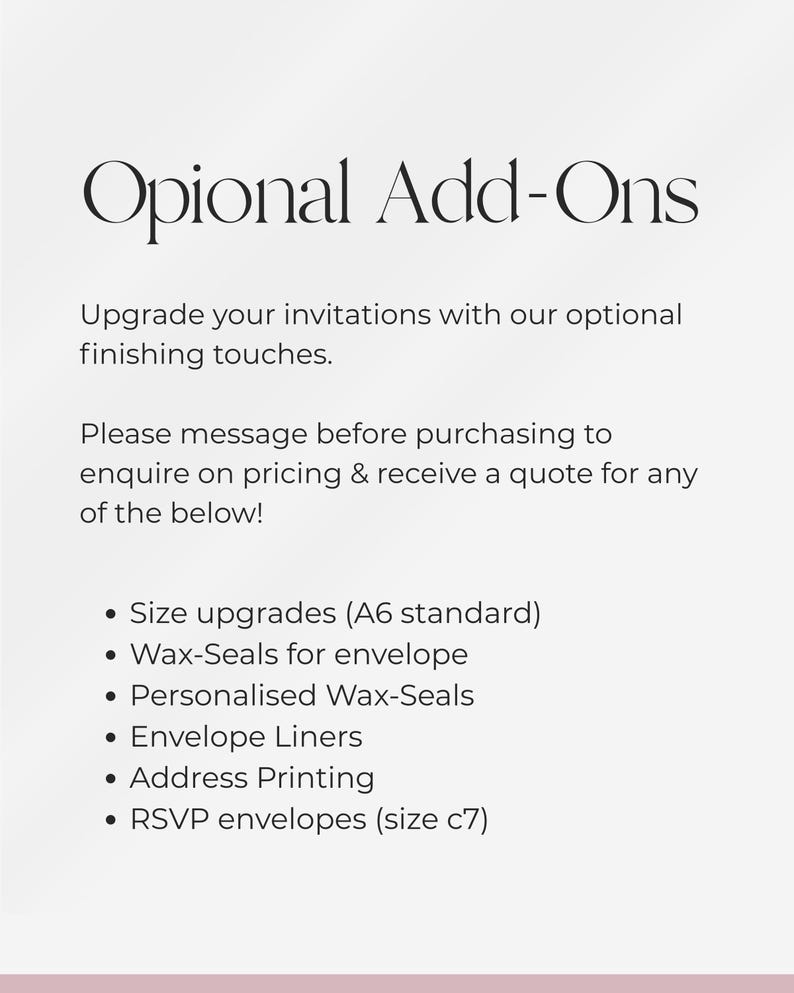 Puede incluir: Un cartel informativo blanco con texto negro titulado Opional Add-Ons. Enumera opciones de mejora que incluyen tama&ntilde;o A6, sellos de cera, sellos personalizados, forros para sobres, impresi&oacute;n de direcciones y sobres RSVP C7 para invitaciones.