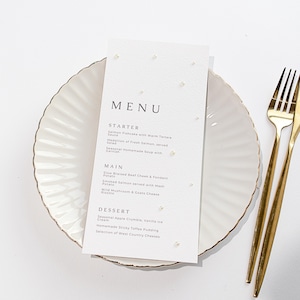 Met parels verfraaid trouwmenu | Klassiek trouwmenu |  | Menukaarten bruiloft | Moderne bruiloft | Wit trouwmenu 'Perla'