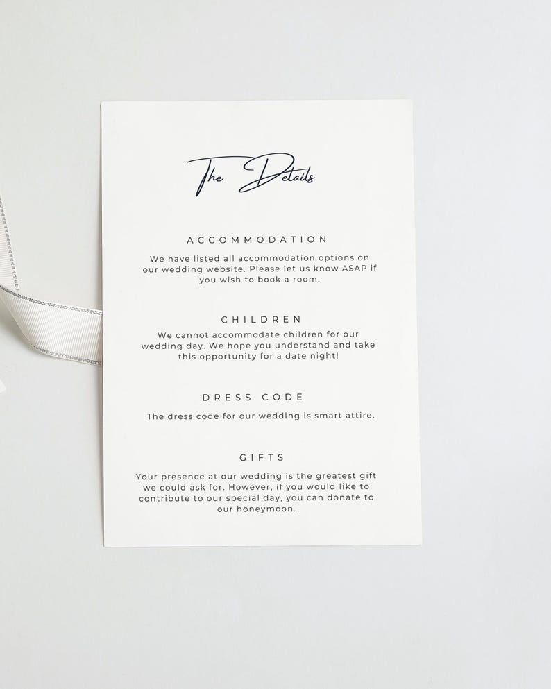 Puede incluir: Una tarjeta de informaci&oacute;n de boda rectangular blanca con texto en negro titulada The Details. Enumera secciones para alojamiento, ni&ntilde;os, c&oacute;digo de vestimenta y regalos. Una cinta gris claro est&aacute; unida al lado izquierdo de la tarjeta.