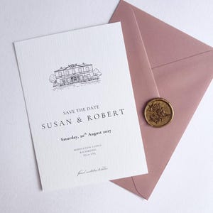 Puede incluir: Una tarjeta Save the Date blanca texturizada con un dibujo lineal negro de un edificio, el texto "SAVE THE DATE", "SUSAN & ROBERT", "Saturday, 20th August 2027", "MIDDLETON LODGE, RICHMOND, DL10 6NJ" y "Formal invitation to follow". Un sobre rosa empolvado con un sello de cera dorado.