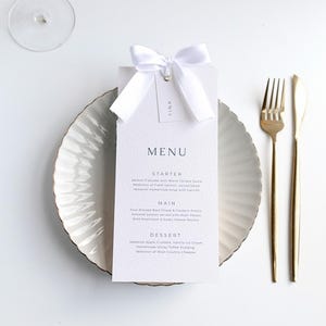 Trouwmenu met wit lint en naamplaatje | Wit trouwmenu | Plaatskaart bruiloft | Menukaarten bruiloft | Moderne bruiloft |