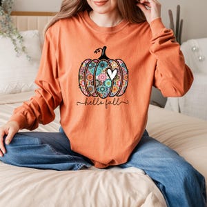 Hallo herfst veelkleurige pompoen, uniseks kledingstukgeverfd T-shirt met lange mouwen voor dames