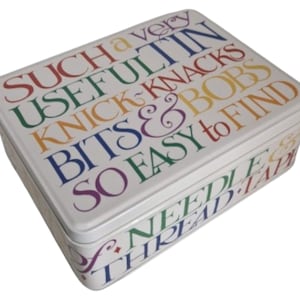 Op de afbeelding: Witte rechthoekige blikken doos met een kleurrijk ontwerp. De tekst op de doos luidt "Such a very useful tin Knick & Knacks Bits & Bobs So easy to find".