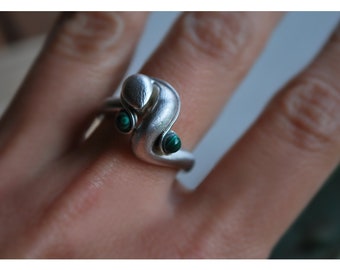Snake ring in silver, recycled material and malachite