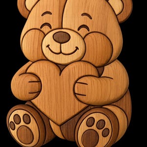 Pode incluir: Um urso de pelúcia de madeira segurando um coração, esculpido em várias tonalidades de madeira marrom. O urso tem um rosto sorridente e pegadas nas patas, em um fundo preto. O design é um relevo 3D.