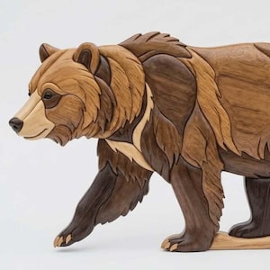 以下が含まれることがあります： 木製のクマの彫刻。母グマと子グマが一緒に歩いている様子を描いています。彫刻は、さまざまな茶色の木材で作られており、詳細なテクスチャと自然なデザインが特徴です。クマは木の台座の上を歩いています。