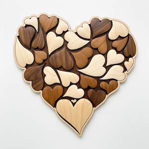 Pode incluir: Arte de parede em forma de coração de madeira composta por inúmeros recortes de coração em vários tons de castanho e madeira natural. Os corações são dispostos para formar uma forma de coração maior, com uma borda clara. Uma peça decorativa.