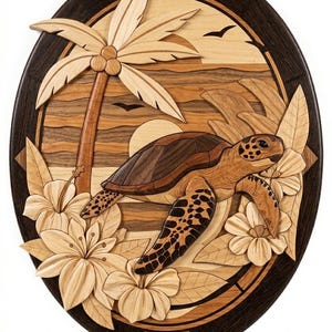 Könnte beinhalten: Ovale Wandkunst aus Holz mit einer Meeresschildkröte, einer Palme und Blumen. Die Schildkröte hat einen braunen Panzer und einen beigefarbenen Körper mit schwarzen Flecken. Das Kunstwerk verwendet verschiedene Holztöne und ist mit einem dunkelbraunen Rahmen versehen.