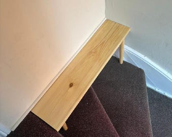 Banc d'escalier d'angle personnalisé : design minimaliste rustique
