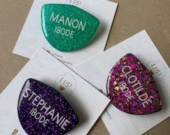 Personalized oval brooch in glittery resin