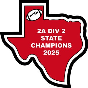 Könnte beinhalten: Eine rot, weiß und schwarze Grafik in Form des Bundesstaates Texas. Die Grafik enthält einen Football und den Text "2A DIV 2 STATE CHAMPIONS 2025". Das Design hat einen schwarzen Umriss.