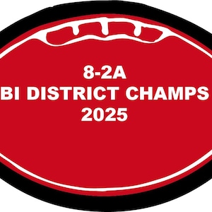 Könnte beinhalten: Ein rotes, footballförmiges Emblem mit dem weißen Text "8-2A BI DISTRICT CHAMPS 2025". Das Emblem hat einen schwarzen Rand mit einem weißen Innenrand.