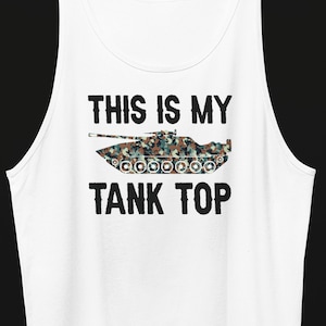 Peut inclure: Un débardeur blanc avec le texte "This is my tank top" et un graphique de char camouflage.