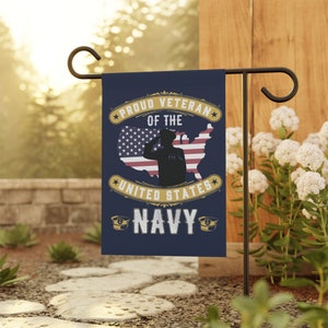 Könnte beinhalten: Eine blaue Gartenflagge mit einer Silhouette einer Person, die vor einer US-Flagge salutiert. Der Text lautet "Proud Veteran of the United States Navy".
