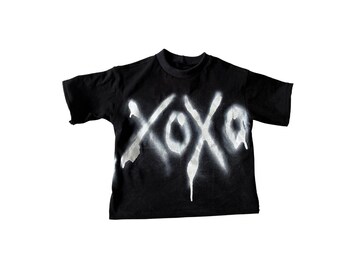 XOXO-T-shirt met verfspuitbus | Oversized boxy streetwear-shirt voor kinderen | Punk kinderkleding | Alternatief T-shirt met grungeprint