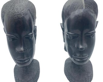 1970年代の黒檀材を使用した、アフリカ風の彫刻が施された男性2人組の 
