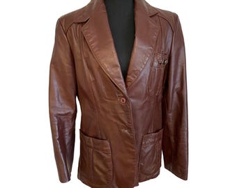 Blazer feminino vintage Etienne Aigner em couro vermelho-sangue, década de 1970.