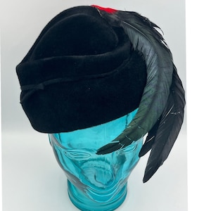 Vtg 40/50\'s Black Velour Hat Black Coque black/Red‎ Feathers Fascinator Vintage Black Velvet Hat Noir 40s Feather Tilt Wide Brim  main image 4