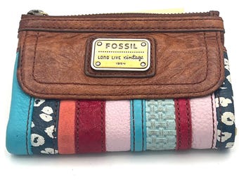 Cartera Fossil multicolor de cuero marrón con diseño de patchwork, modelo Long Live Vintage 1954