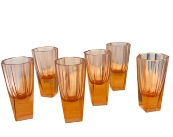 Vasos de vodka facetados de color rosa salmón, estilo bohemio art déco checo vintage de los años 30 (6 unidades)
