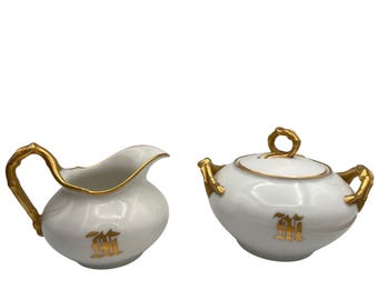 Conjunto de cremeira e açucareiro Jean Pouyat Limoges (J.P.L.) com monograma e alças em formato de galho em ouro 24k.