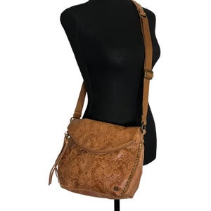 Sac à bandoulière en cuir Silverlake SAK pour femmes avec rabat en relief