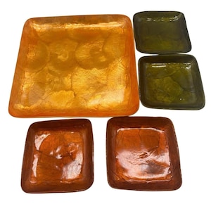 Juego vintage de 5 bandejas y platos CAPIZ SHELL COLOREADOS. Aspecto Mascagni naranja, verde y dorado.