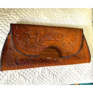 Cartera de mano vintage de piel repujada / cartera de mano grande de piel / cartera con hojas repujadas / estilo bohemio de los años 70