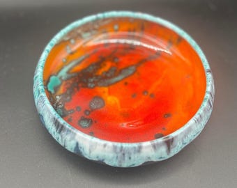 Cuenco artístico de cerámica de estudio firmado por Ana Clara, color naranja, rojo y turquesa, con esmaltado por goteo.