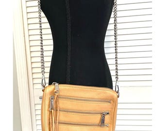 Rebecca Minkoff Axelremsväska i brunt läder med kedjelänk och trippel dragkedja framtill