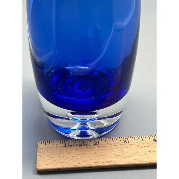コバルトブルーのガラス花瓶。気泡を抑えた透明な底。コスタ・ボダ