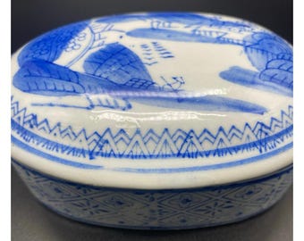 Boîte à bijoux orientale vintage en porcelaine de forme ovale à motifs blancs et bleus,