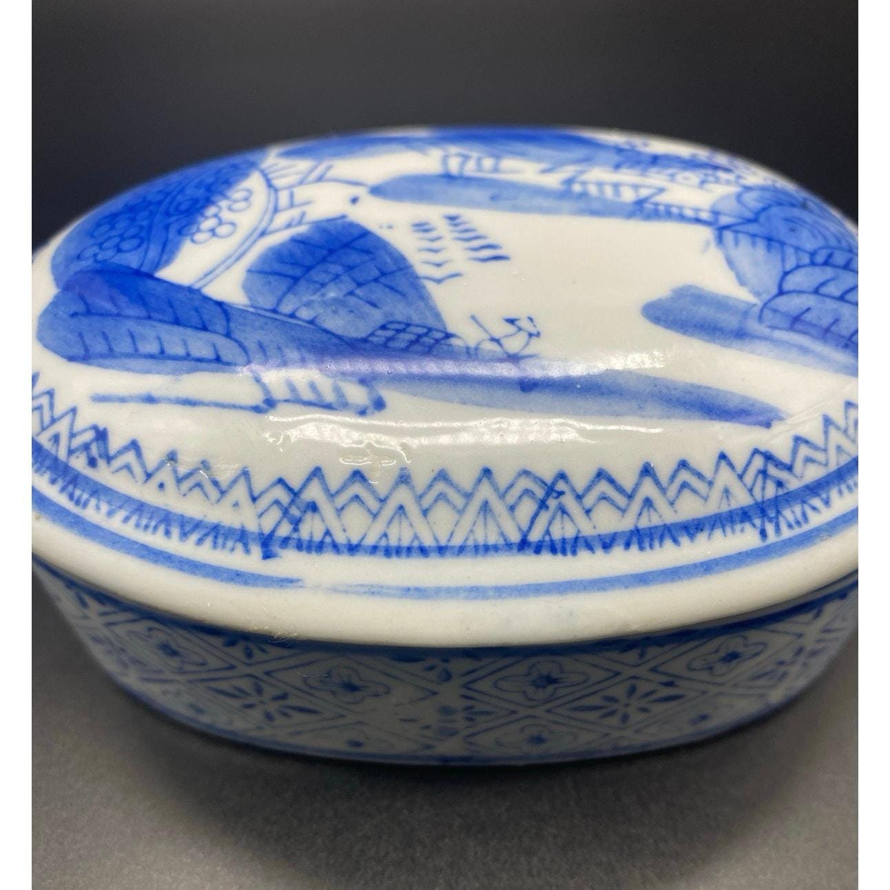 楕円形の陶器皿 白と青36cm x 24cm 骨董品　USA QMC レトロ 楕円形の白と青の模様のヴィンテージ東洋磁器小物入れ。 - Etsy 日本