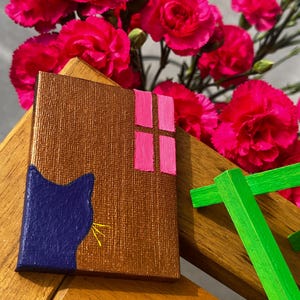Mini peinture sur toile Chat bleu devant une fenêtre rose 6 x 8 cm – Acrylique, décoration de petit chevalet, cadeau pour les amoureux des chats
