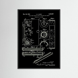Op de afbeelding: Een zwart-witte patentafdruk voor een gordijnstructuur van een brandpuntsvlaksluiter voor camera's door A. H. Gorey, gedateerd 30 november 1943. De technische tekening bevat genummerde diagrammen van Fig 1 tot Fig 8 met mechanische onderdelen.