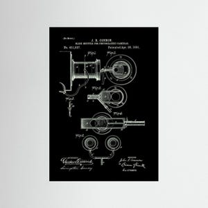 Könnte beinhalten: Ein schwarz-weißer Patentdruck für einen J. R. Connon Verschluss für fotografische Kameras, datiert vom 28. April 1891. Die technische Zeichnung zeigt fünf verschiedene Figuren mit mechanischen Komponenten, beschrifteten Teilen und Unterschriften.
