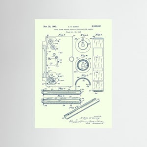 Könnte beinhalten: Ein Vintage-Patentdruck auf hellgelbem Hintergrund mit technischen Diagrammen einer Schlitzverschluss-Vorhangstruktur für Kameras. Die blaue Strichzeichnung enthält nummerierte Komponenten, verschiedene Figuren und Text vom 30. Nov. 1943.