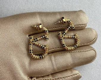 V-shaped leopard earrings, size 3 cm