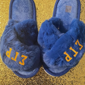 Pantuflas de hermandad azul rey con letras griegas Sigma Gamma Rho (en un lado)