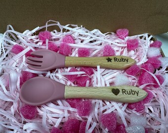 Juego de cuchara y tenedor para bebé personalizado, madera grabada y silicona