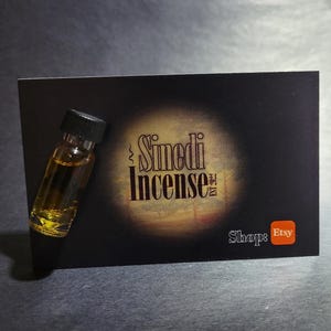 Peut inclure: Une petite bouteille en verre avec un bouchon noir remplie d'un liquide doré. La bouteille est étiquetée "Sinedi Incense Est. 2022" et porte un logo de boutique avec le texte "Shop: Etsy".