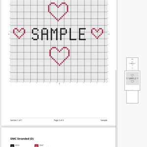 K&ouml;nnte beinhalten: Ein Kreuzstichmuster f&uuml;r einen Sampler mit dem Wort "SAMPLE" in schwarzem Garn und drei roten Herzen.