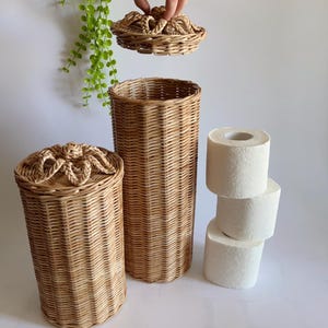 Toilet paper cover with lid, wicker basket for toilet paper, basket for toilet paper, floral design lid, wicker bin for bathroom storage