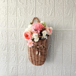 Wicker Wall Basket for Flowers, Hanging Rustic Farmhouse Wall Decor, Woven Wall Pocket Vase, Natural Boho Basket, Entryway Kitchen Decor