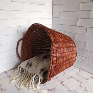 Classic Wicker Laundry Basket With Handles, Woven Storage Basket In Natural Wood Color, handwoven round storage basket, blanket basket
