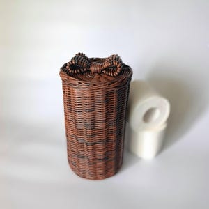Full view of the brown toilet paper storage basket with a lid. Handwoven and moisture-resistant bathroom accessory.