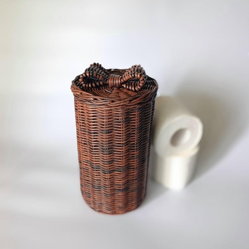 Full view of the brown toilet paper storage basket with a lid. Handwoven and moisture-resistant bathroom accessory.